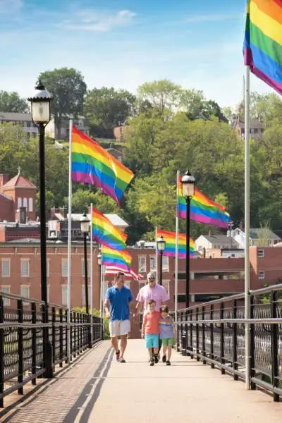 Les gens marchent sur le pont avec des drapeaux le long de celui-ci