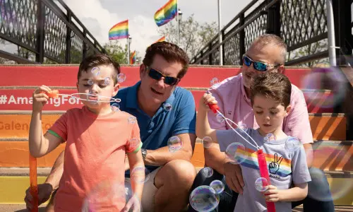 Famille assise sur l'escalier d'un pont