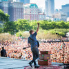 Le chanteur se produit devant des milliers de personnes à Lollapalooza