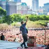 Le chanteur se produit devant des milliers de personnes à Lollapalooza