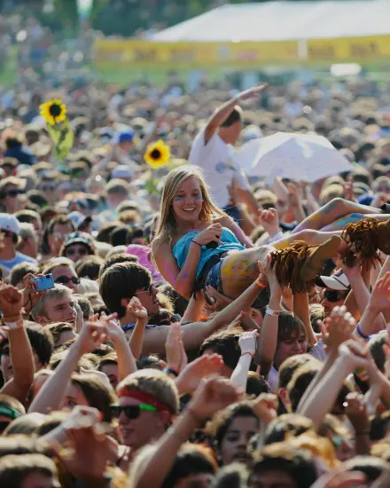 Une personne qui surfe sur la foule 
