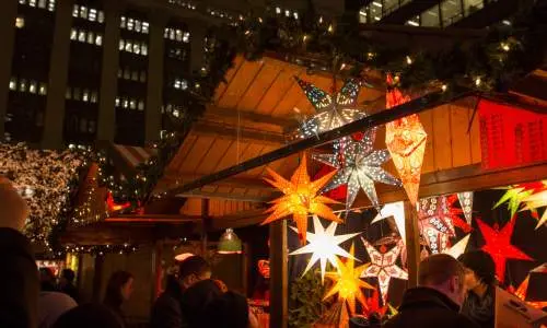 Les gens parcourent les boutiques du Christkindlmarket de Chicago