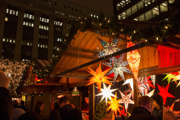 Les gens parcourent les boutiques du Christkindlmarket de Chicago