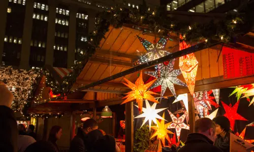 Les gens parcourent les boutiques du Christkindlmarket de Chicago