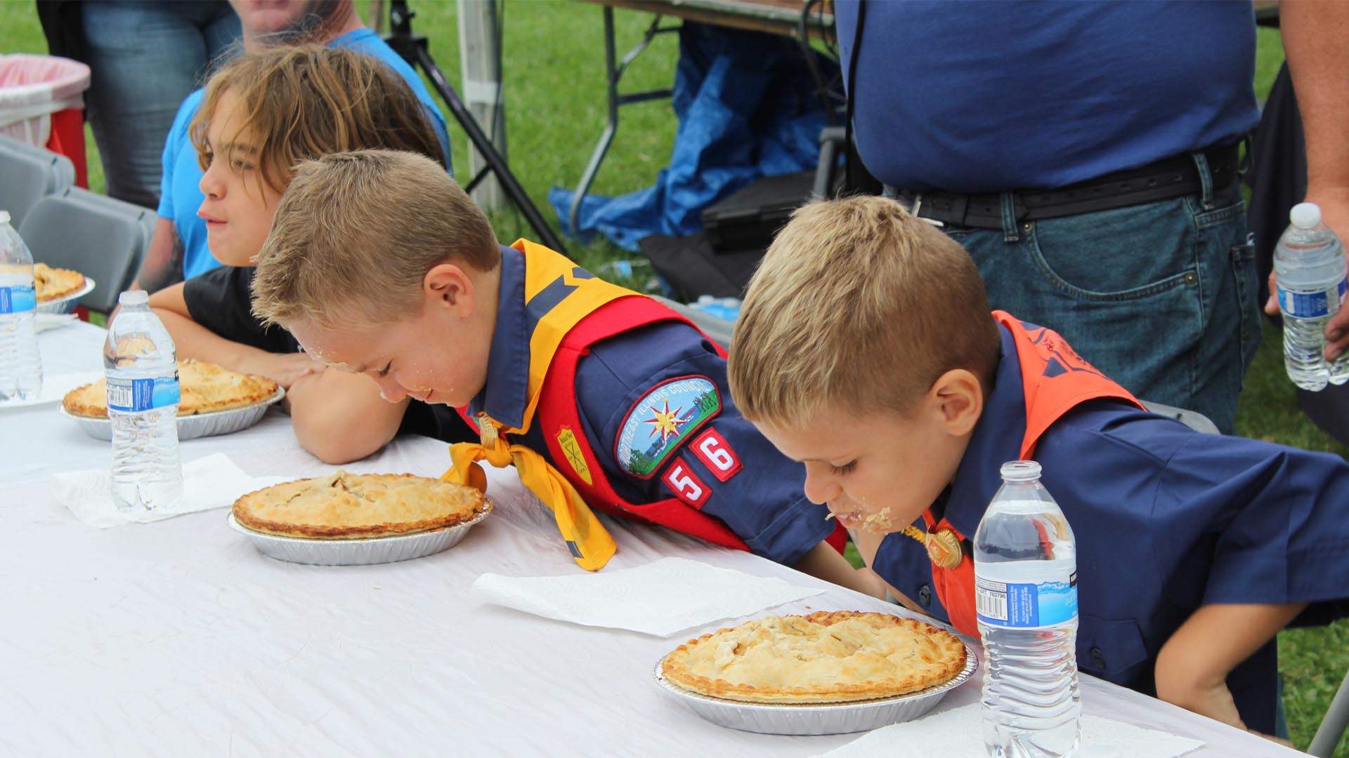 Des garçons participent à un concours de dégustation de tartes lors de la fête des fraises de Long Grove.