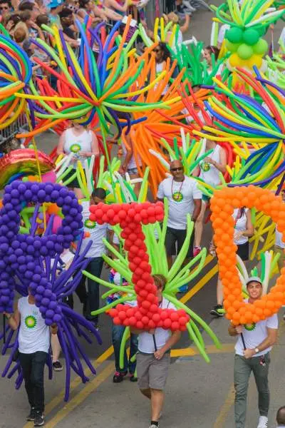 Les ballons de la fierté au festival de la fierté