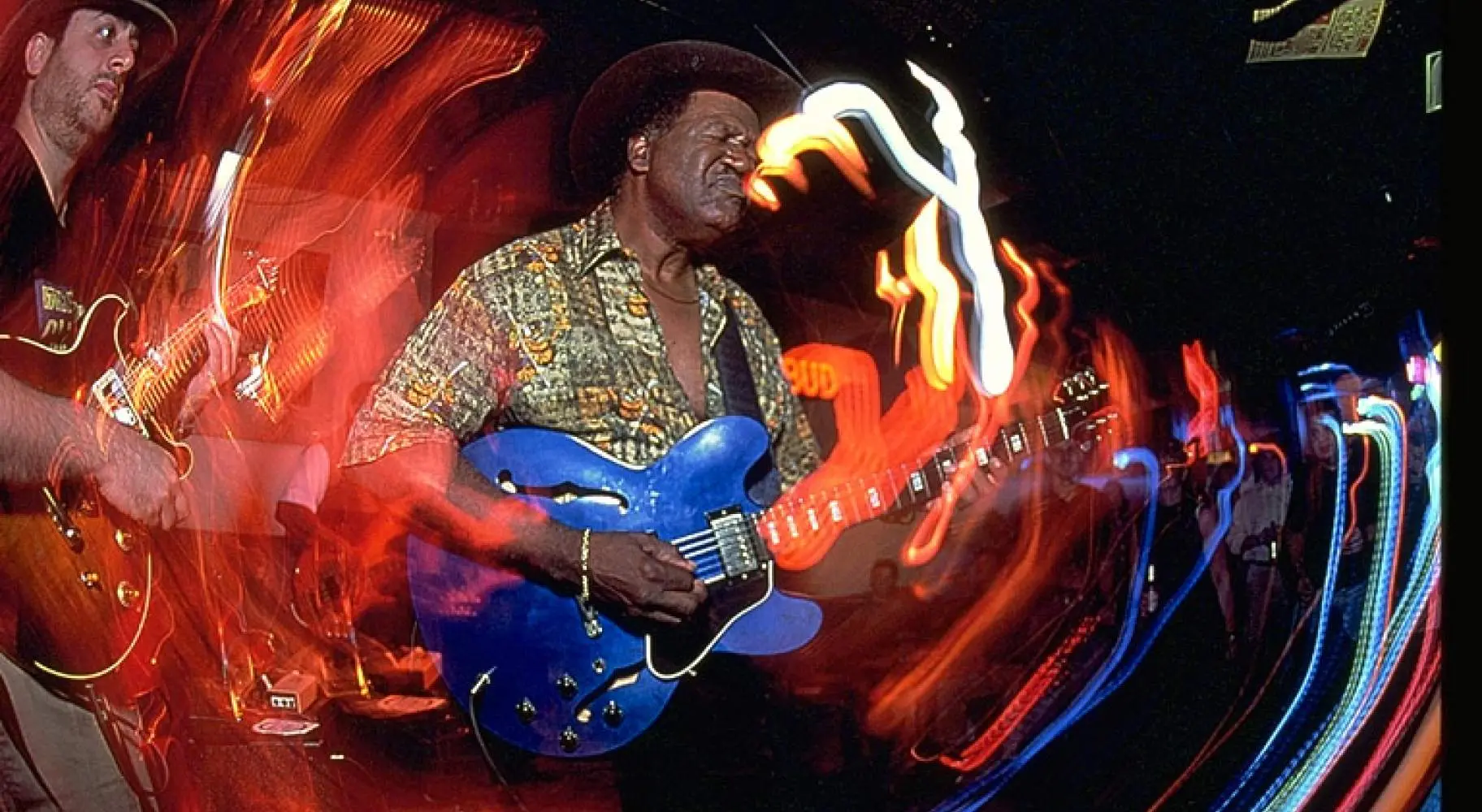 Un guitariste jouant lors de l'événement Rock 'Til The Drop le soir du Nouvel An au Hard Rock Cafe à Chicago.