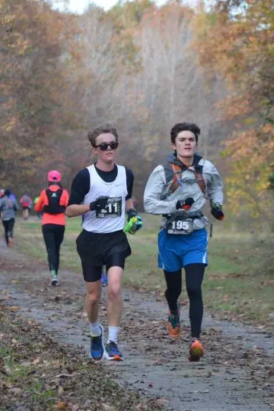 Des coureurs s'élancent sur une piste d'athlétisme à l'automne