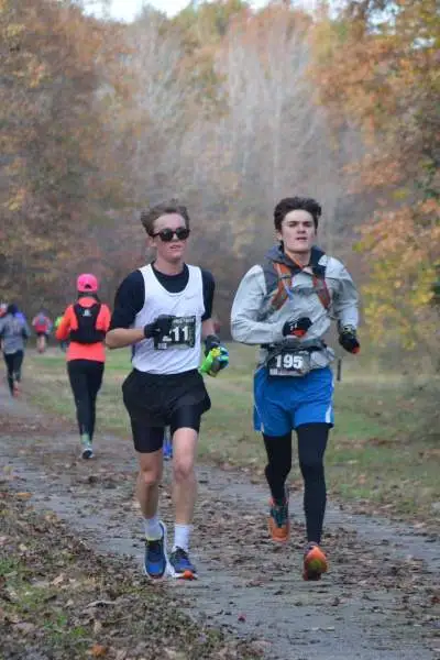 Des coureurs s'élancent sur une piste d'athlétisme à l'automne