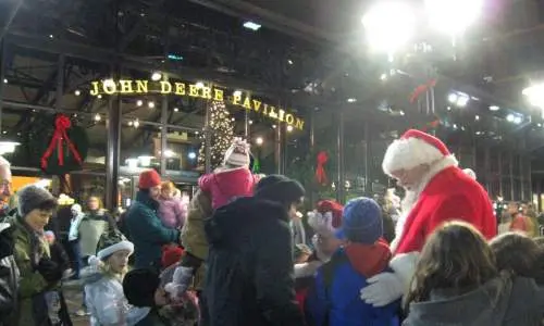 Le Père Noël devant le pavillon John Deere