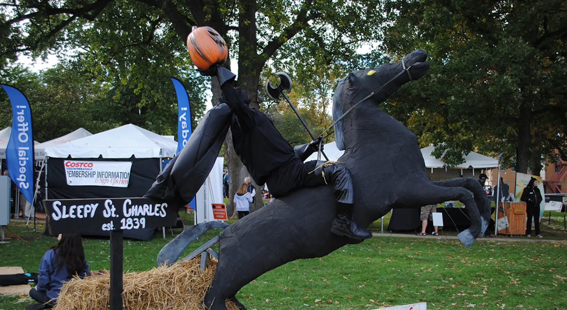 Épouvantail sur un cheval de bois