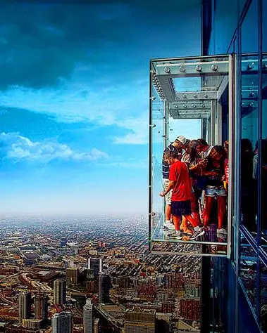 Personnes sur le skydeck regardant les bâtiments en contrebas