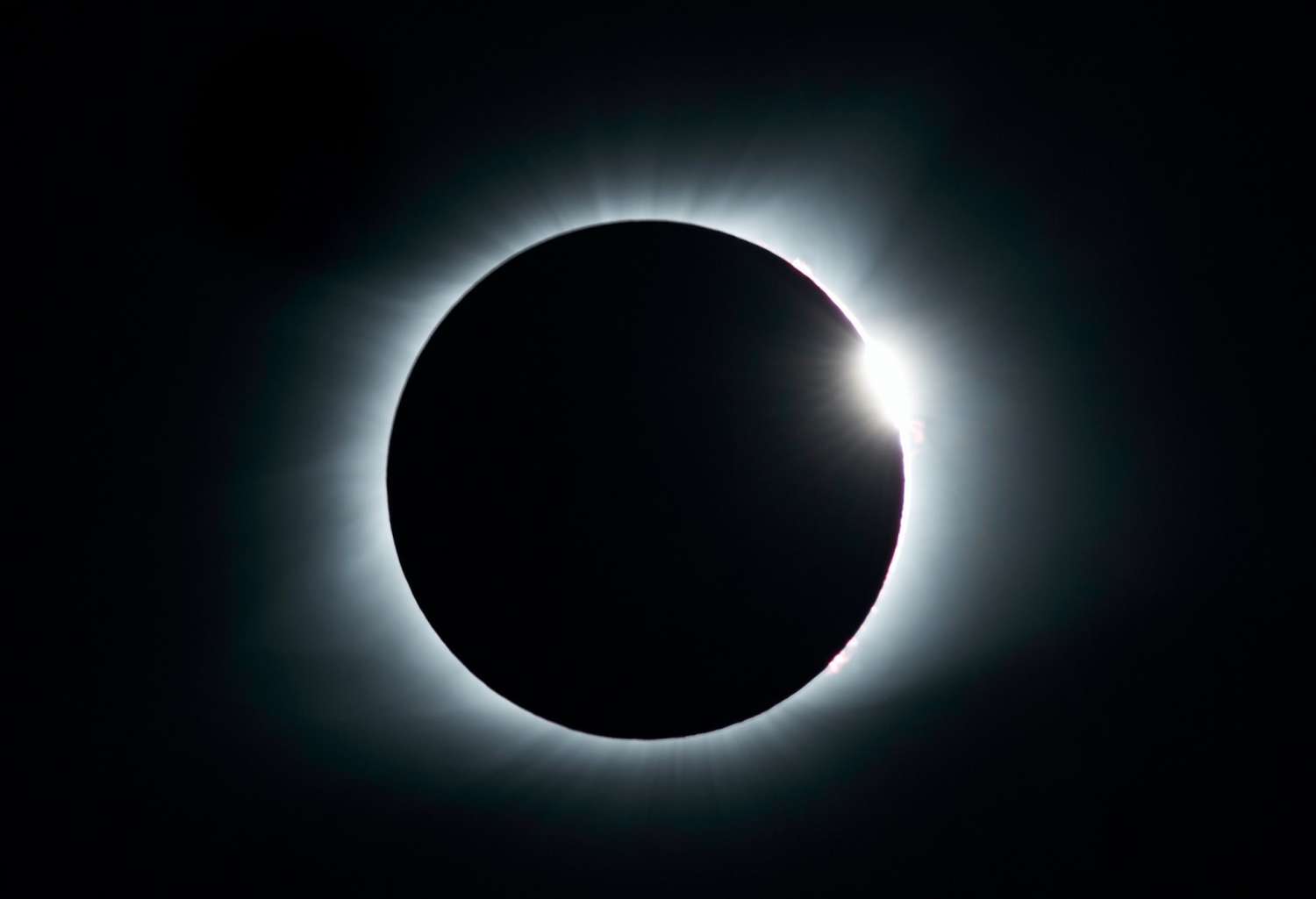 La lune passe devant le soleil lors d'une éclipse solaire