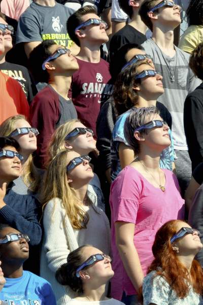 Les gens regardent le ciel pendant l'éclipse solaire