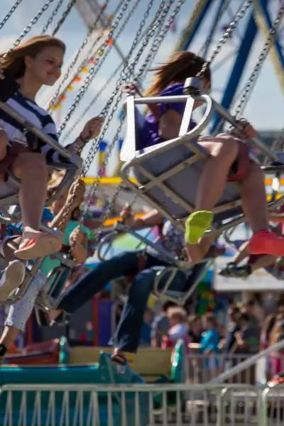 Manège à balancier à la foire d'État