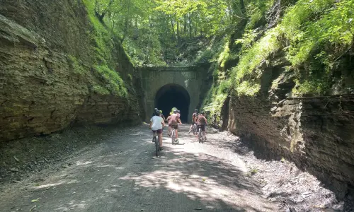 Groupe de cyclistes dans un tunnel