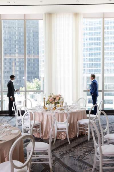 Deux hommes dans une salle à manger pour un mariage
