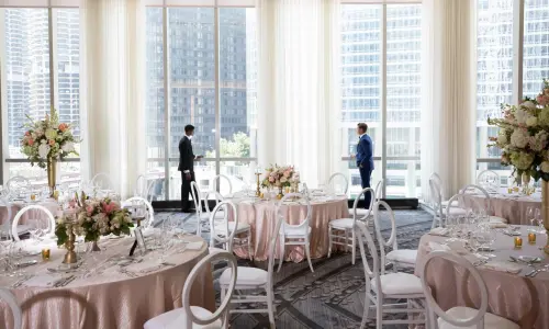 Deux hommes dans une salle à manger pour un mariage