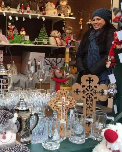 Une femme cherche des cadeaux pour les fêtes de fin d'année