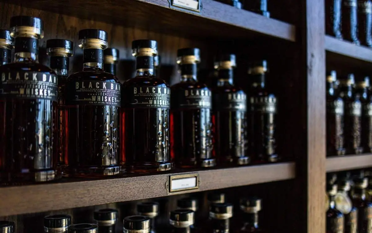 Bouteilles de whisky empilées sur des étagères