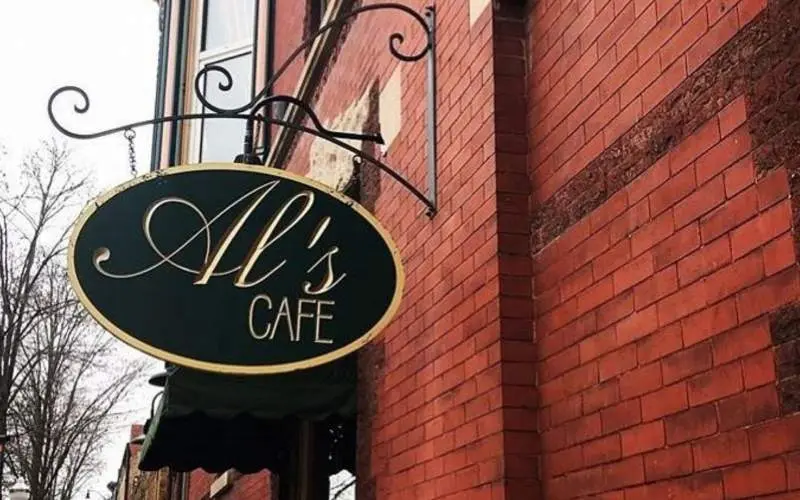 L'extérieur en briques du Al's Cafe