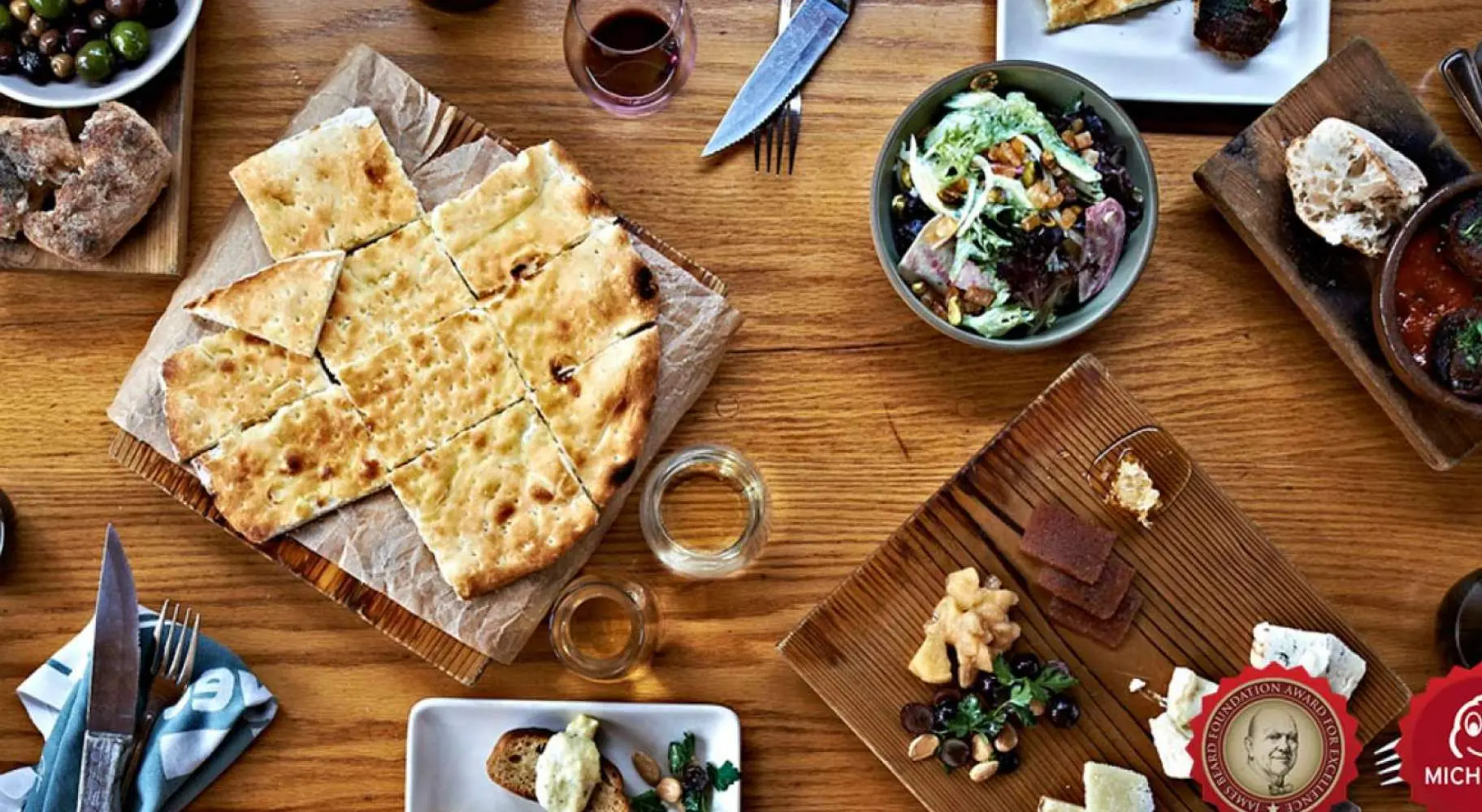 Vue aérienne des plats d'Avec - un assortiment de plats méditerranéens.