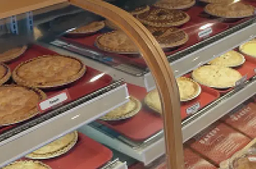 Une vitrine de boulangerie remplie de tartes. 