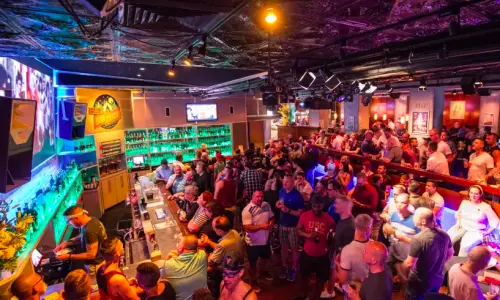 Des gens dans un bar