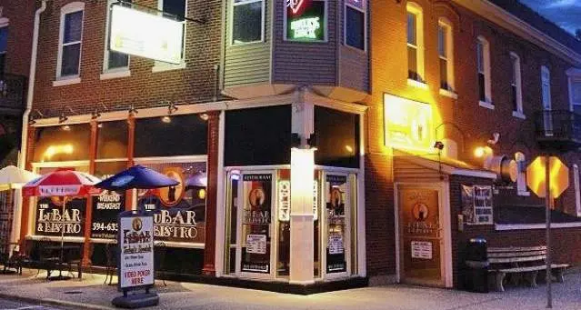 L'extérieur d'un bâtiment la nuit