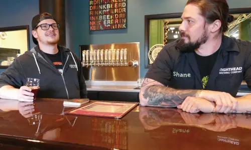 Deux personnes derrière le bar