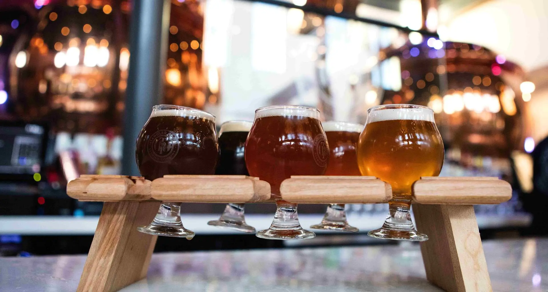 cinq bières artisanales dans un stand