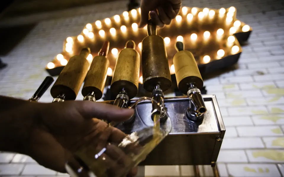 Personne versant une bière du robinet dans un verre à Old Bakery Beer