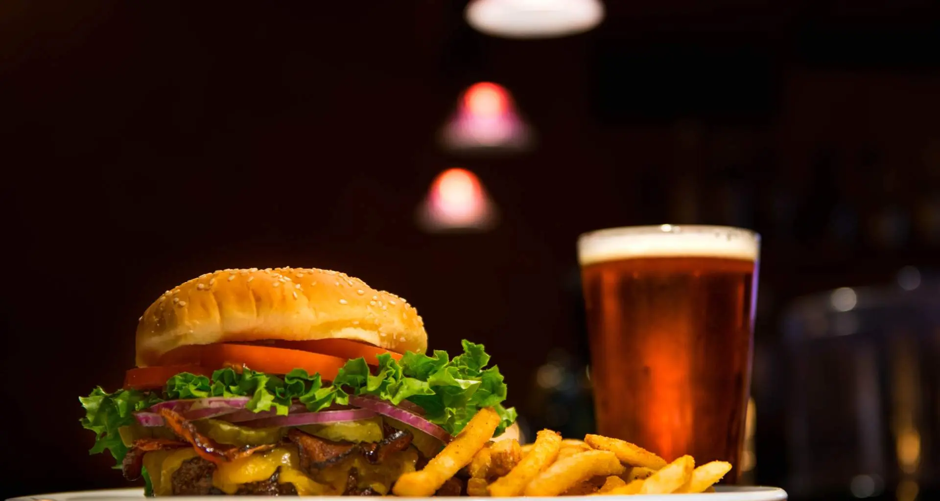 Un hamburger avec des frites et une bière