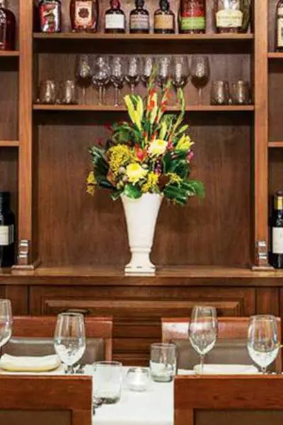 Table à manger dressée pour les repas