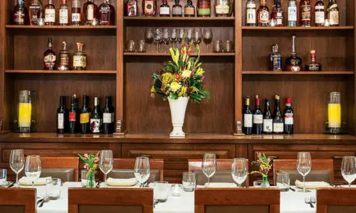 Table à manger dressée pour les repas