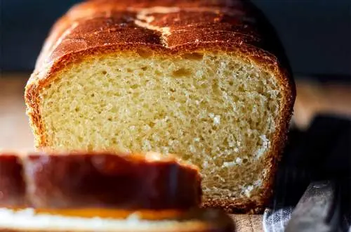 Pain de mie coupé en deux
