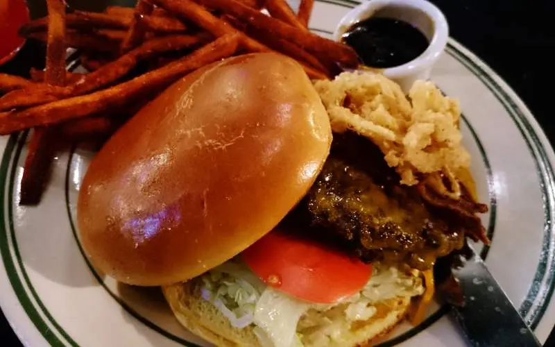 Gros plan d'un hamburger sur une assiette