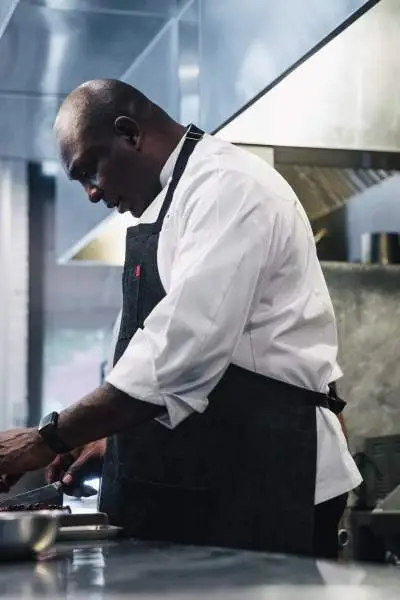 Le chef Erick Williams prépare les ingrédients au restaurant Virtue.