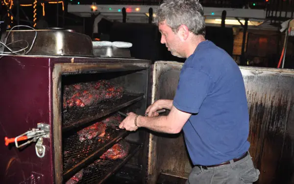 Le propriétaire du Honky Tonk BBQ, Willie, est également le chef cuisinier du restaurant.