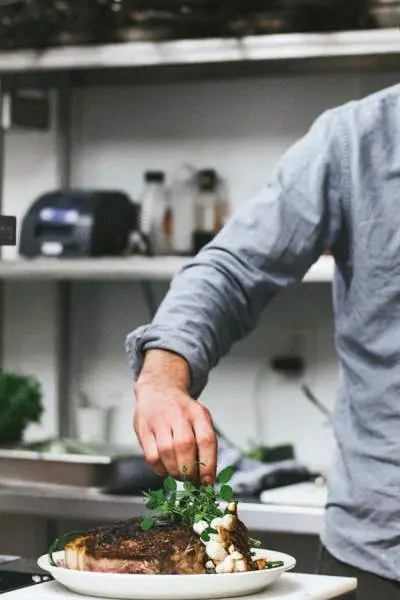 Un chef cuisinier préparant un repas de restaurant 