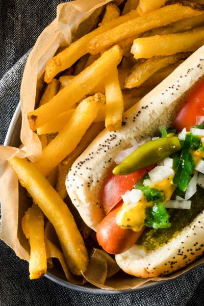 Hot Dog à la mode de Chicago avec frites