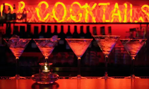 Verres à martini sur le comptoir d'un bar clandestin chic