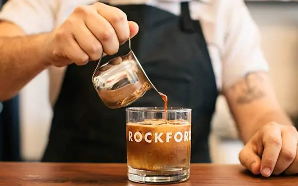 Personne versant du café