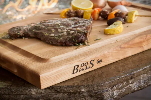 Viande sur une planche à découper