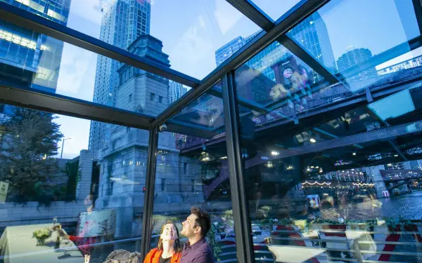 Un couple admirant la vue depuis le toit en verre de la croisière Odyssey