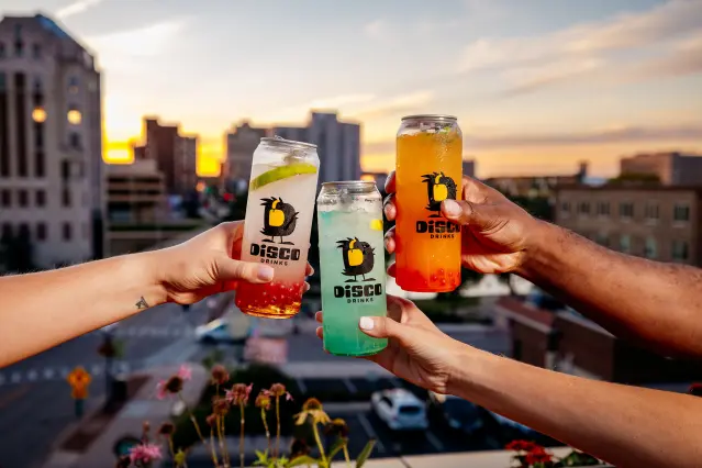 3 boissons présentées sur le toit d'une ville