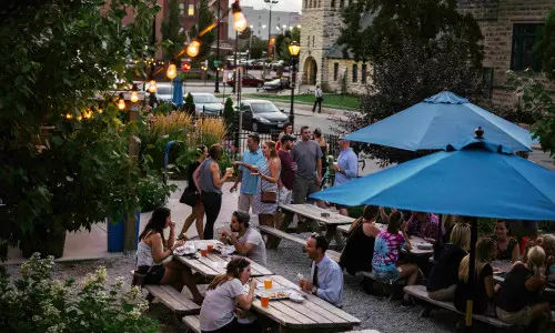El fresco sous des parapluies 