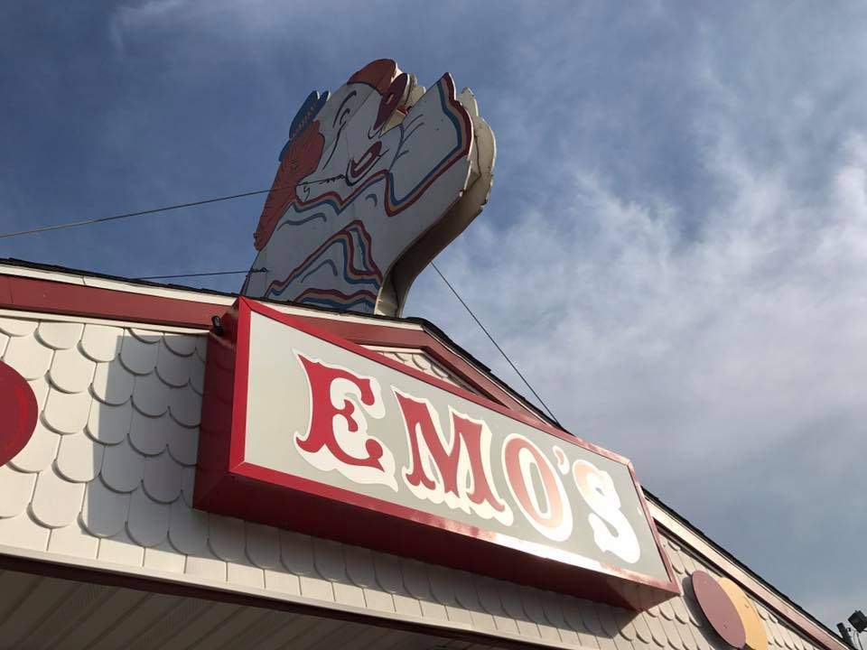 L'enseigne au-dessus de l'entrée du Emo's Dairy Mart à Peoria