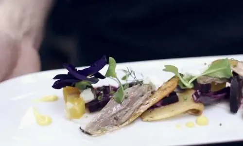 Une assiette de nourriture à Epiphany Farms à Bloomington
