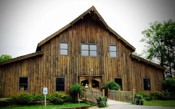 L'extérieur du bâtiment en bois du vignoble Grapevine Sleepy Creek Vineyard